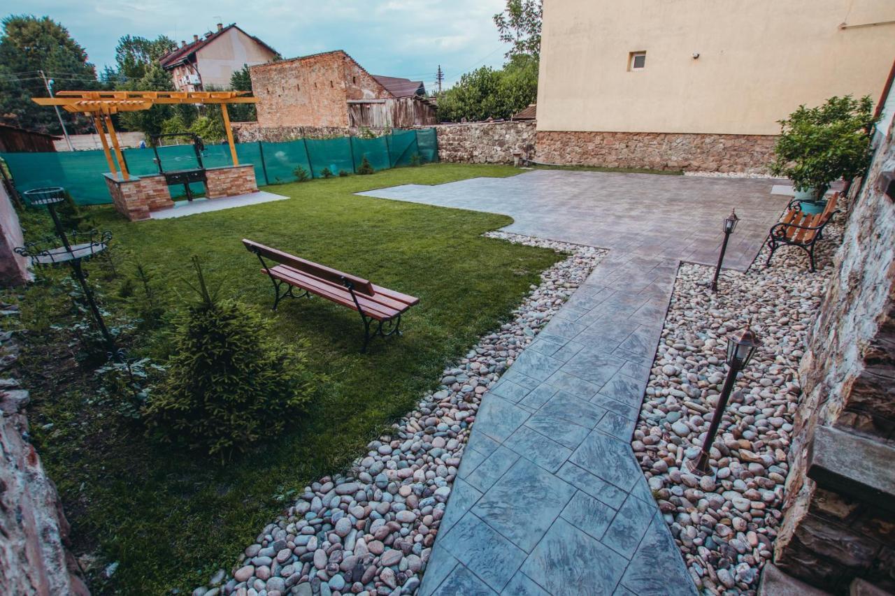 Vila Orient Hunedoara Buitenkant foto