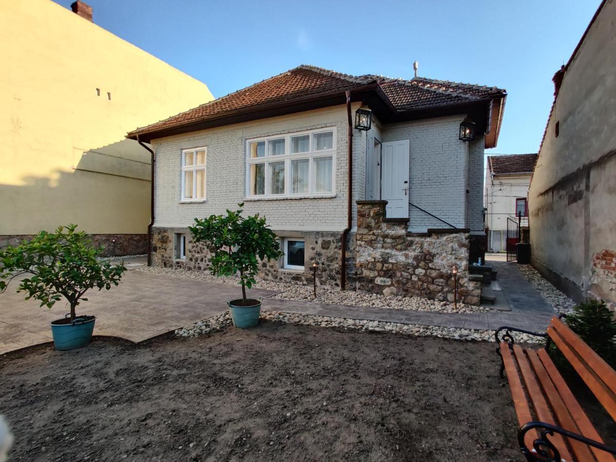 Vila Orient Hunedoara Buitenkant foto